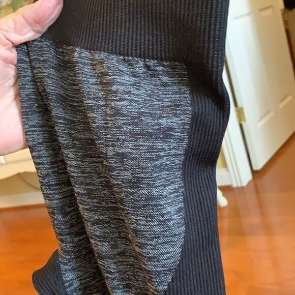 Size medium athletic leggings - Picture 5 of 5